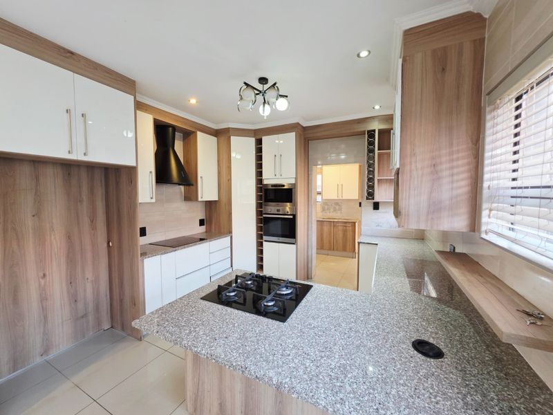The Perfect Blend of Sophistication, Light and Luxury! - Photo 3