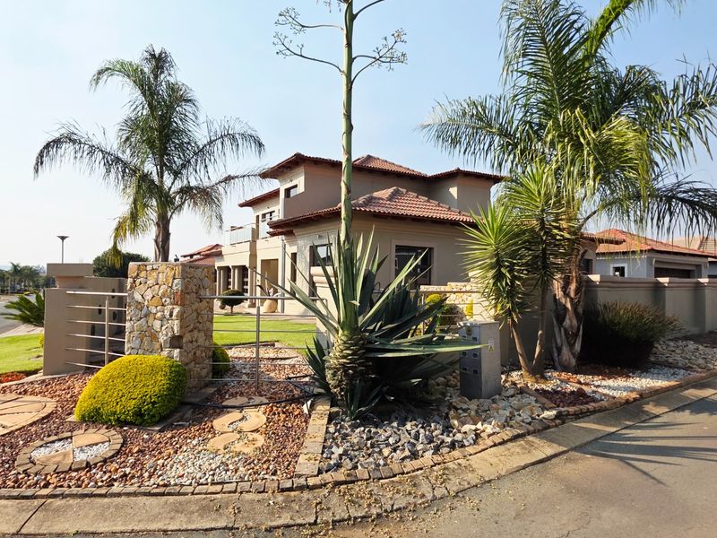The Perfect Blend of Sophistication, Light and Luxury! - Photo 1