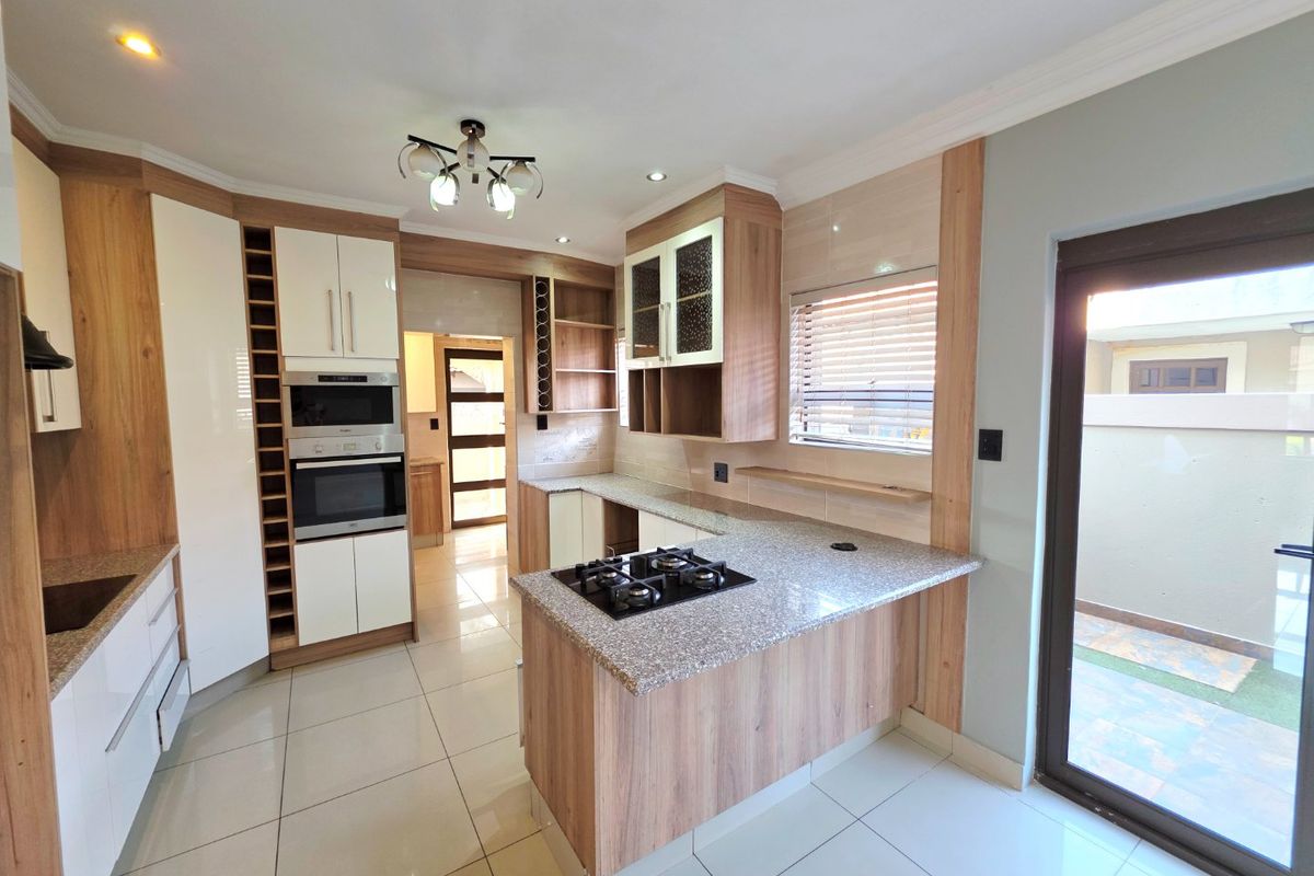 The Perfect Blend of Sophistication, Light and Luxury! - Photo 2