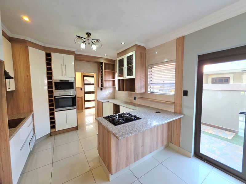 The Perfect Blend of Sophistication, Light and Luxury! - Photo 2