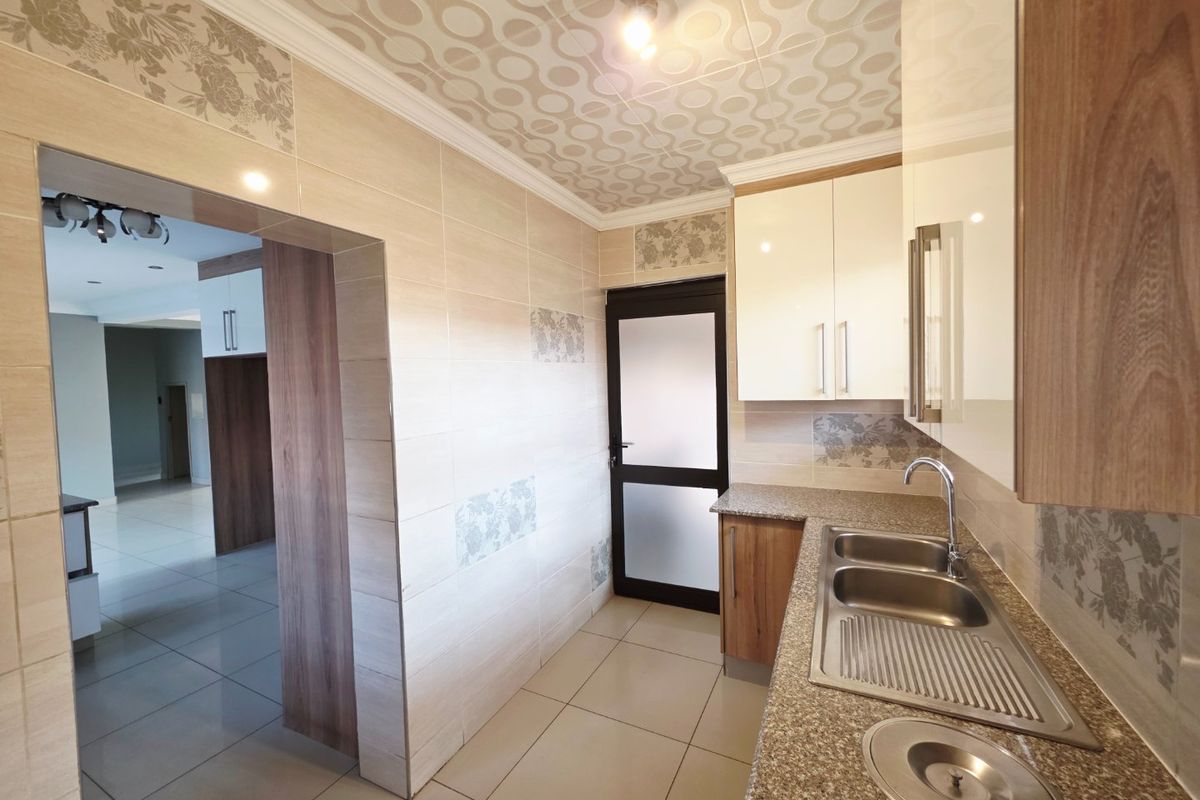 The Perfect Blend of Sophistication, Light and Luxury! - Photo 4