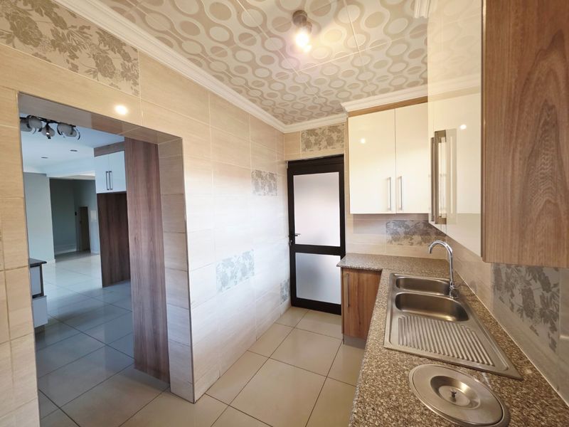 The Perfect Blend of Sophistication, Light and Luxury! - Photo 4