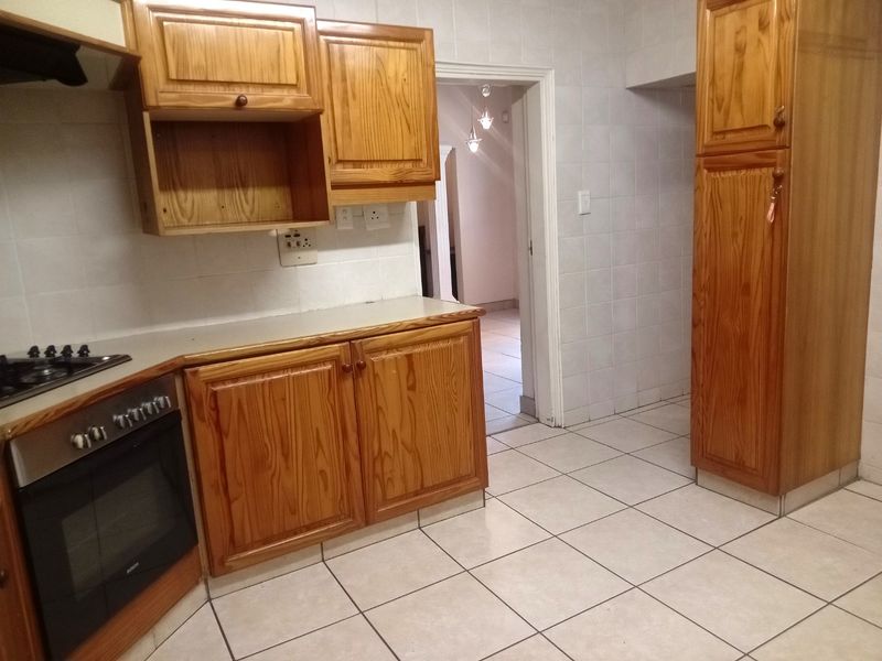 Well Maintained Double Storey Freestanding Family Home with Pool in Sought after Suburb- Townbush Road, Ferncliffe, Pmb - Photo 4