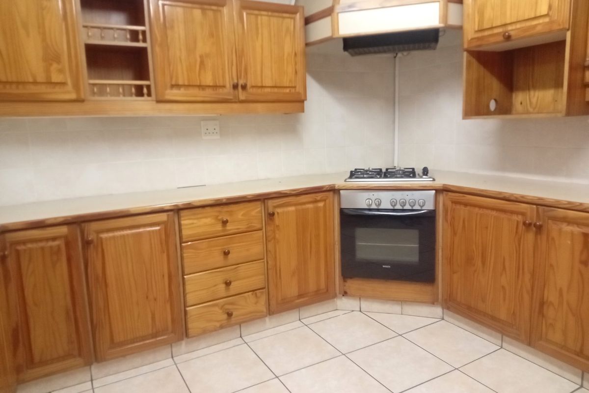 Well Maintained Double Storey Freestanding Family Home with Pool in Sought after Suburb- Townbush Road, Ferncliffe, Pmb - Photo 3