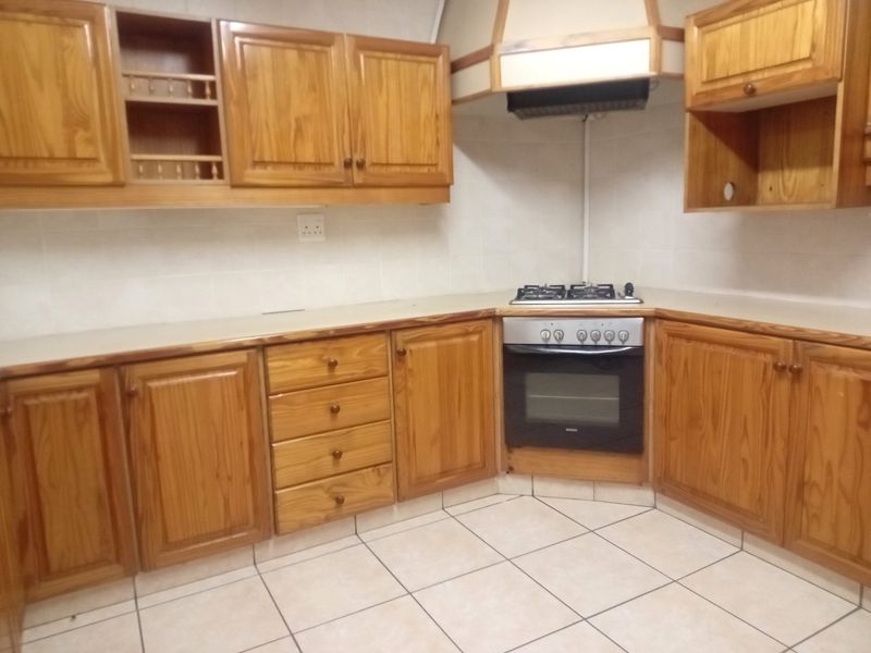 Well Maintained Double Storey Freestanding Family Home with Pool in Sought after Suburb- Townbush Road, Ferncliffe, Pmb - Photo 3