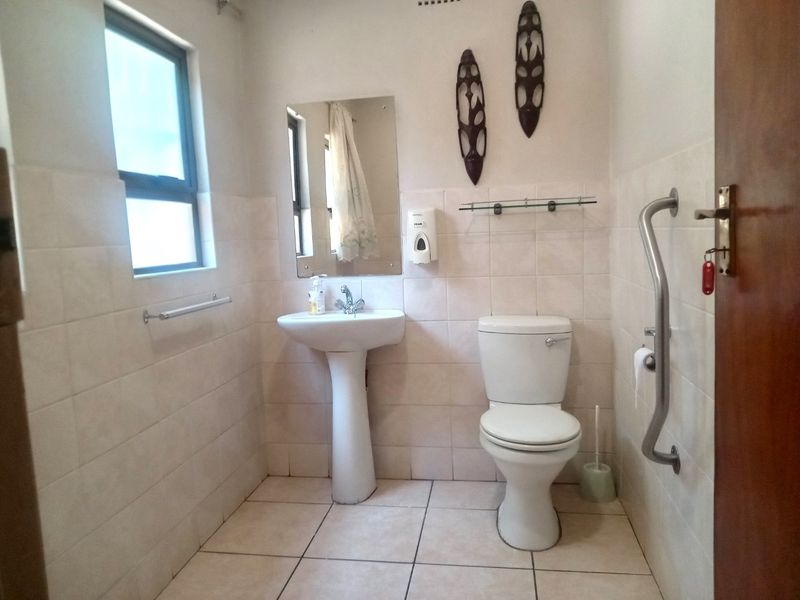 Well Maintained Double Storey Freestanding Family Home with Pool in Sought after Suburb- Townbush Road, Ferncliffe, Pmb - Photo 6