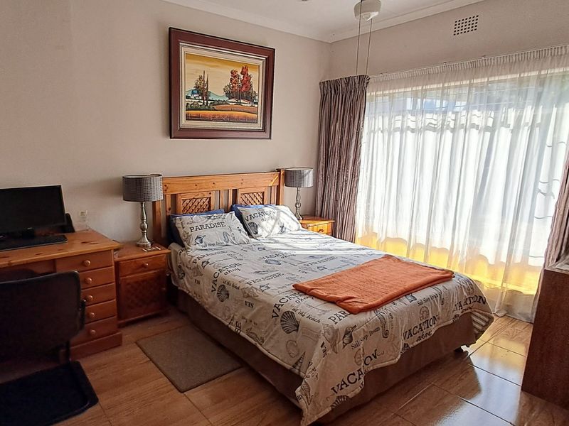 Charming 3-Bedroom Family Home in Mountain View - Photo 3