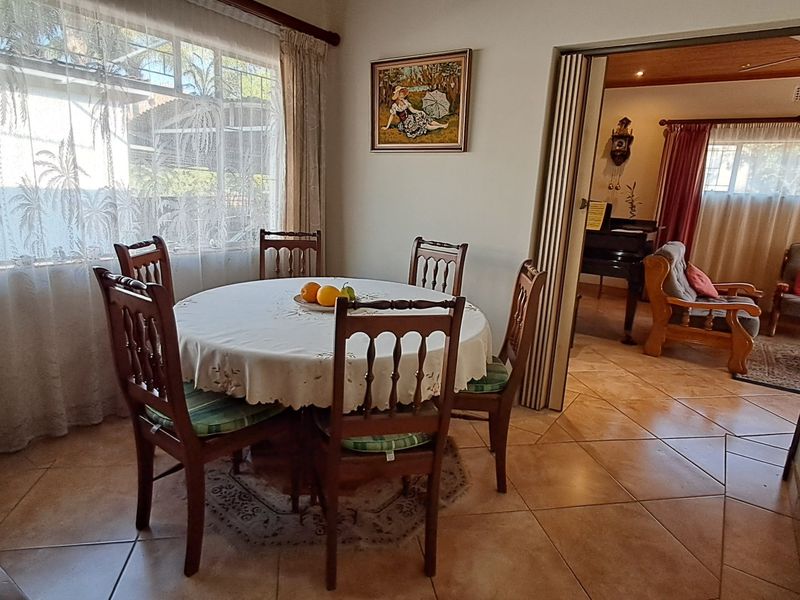 Charming 3-Bedroom Family Home in Mountain View - Photo 2