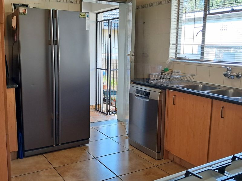 Charming 3-Bedroom Family Home in Mountain View - Photo 7