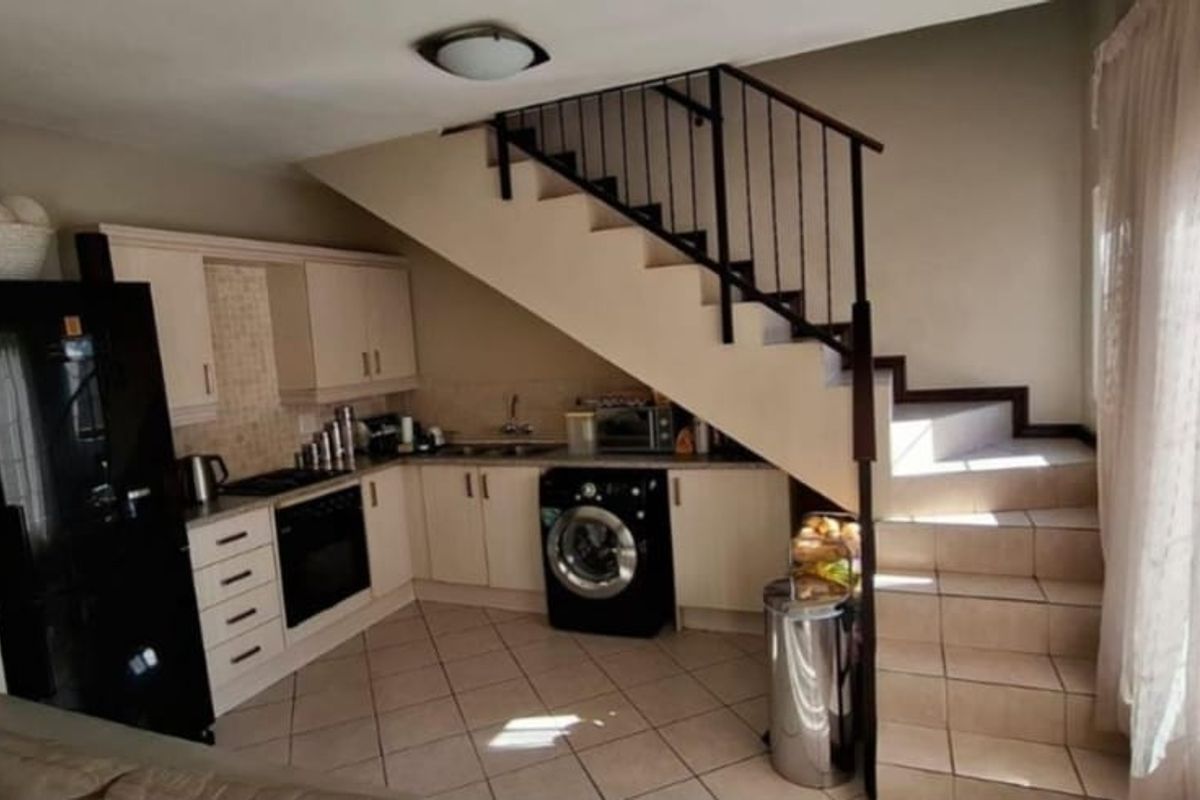 3 Bedroom 2 Bathroom Townhouse for Rent - Photo 2