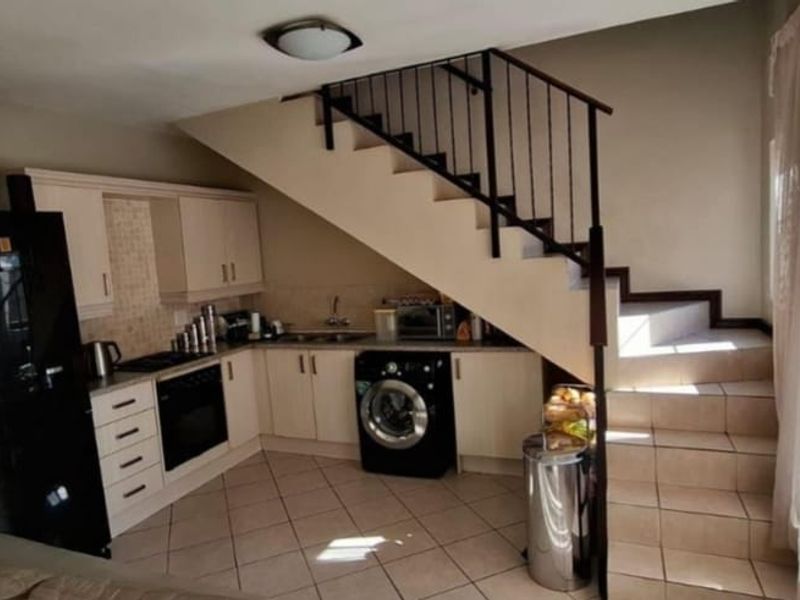 3 Bedroom 2 Bathroom Townhouse for Rent - Photo 2