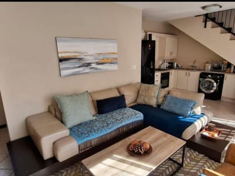 3 Bedroom 2 Bathroom Townhouse for Rent - Photo 3