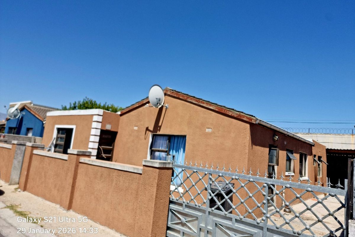 EXCLUSIVE FAMILY HOME FOR SALE IN RUSSELS REST, EERSTERIVIER. EXCLUSIVE SOLE MANDATE!!!! - Photo 2