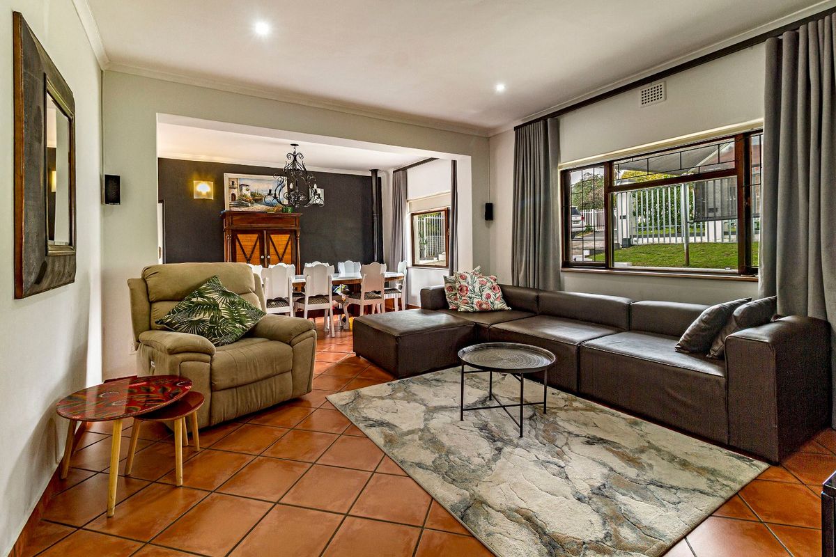 Exclusive Sole Mandate | Spacious Family Home with Solar, Pool & Entertainment Areas - Photo 4