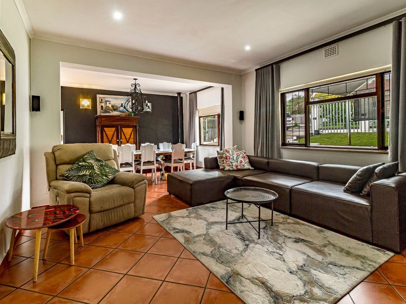 Exclusive Sole Mandate | Spacious Family Home with Solar, Pool & Entertainment Areas - Photo 4