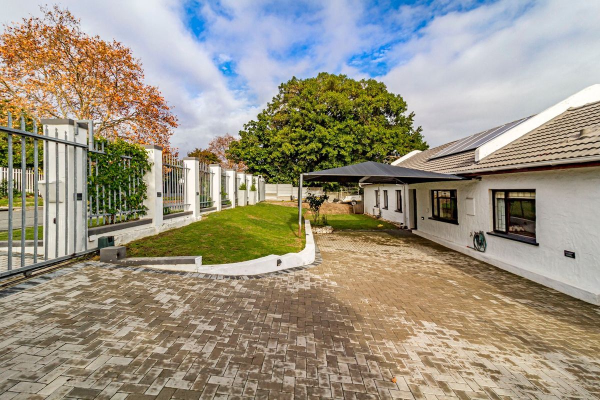 Exclusive Sole Mandate | Spacious Family Home with Solar, Pool & Entertainment Areas - Photo 2