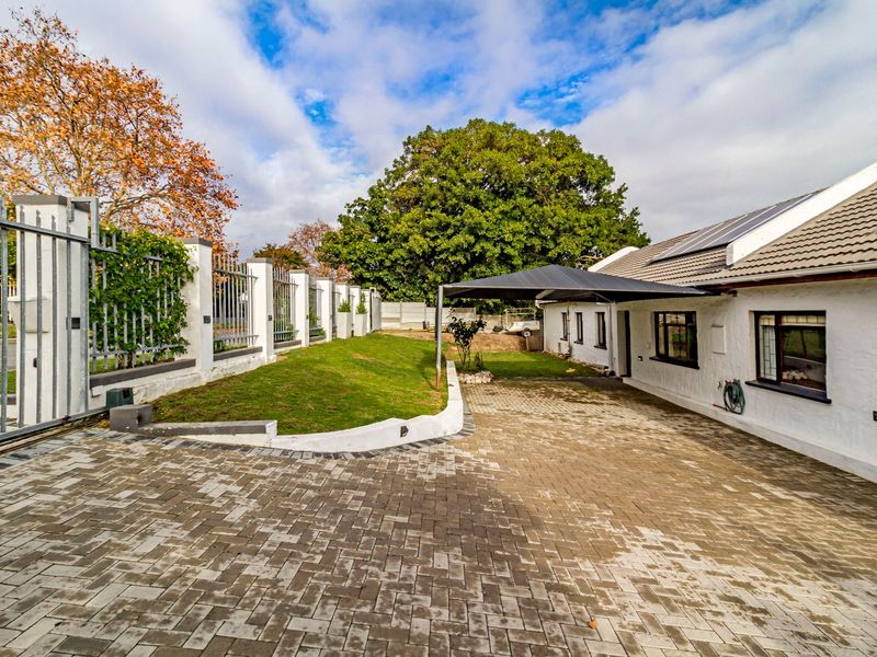 Exclusive Sole Mandate | Spacious Family Home with Solar, Pool & Entertainment Areas - Photo 2