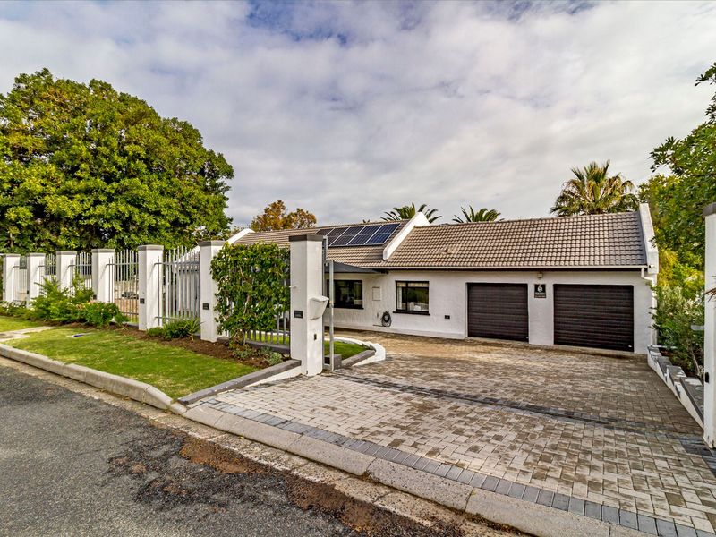 Exclusive Sole Mandate | Spacious Family Home with Solar, Pool & Entertainment Areas - Photo 1