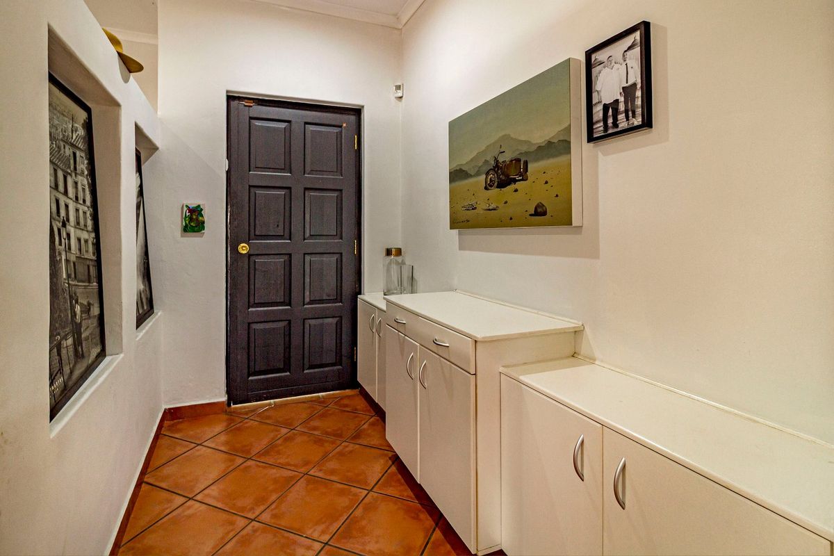 Exclusive Sole Mandate | Spacious Family Home with Solar, Pool & Entertainment Areas - Photo 3