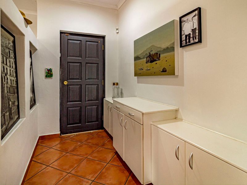 Exclusive Sole Mandate | Spacious Family Home with Solar, Pool & Entertainment Areas - Photo 3