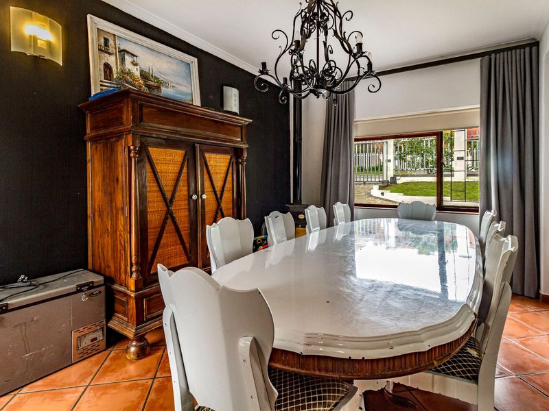 Exclusive Sole Mandate | Spacious Family Home with Solar, Pool & Entertainment Areas - Photo 7