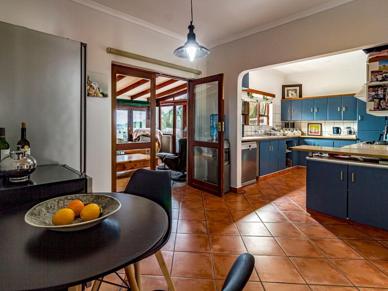 Exclusive Sole Mandate | Spacious Family Home with Solar, Pool & Entertainment Areas - Photo 10