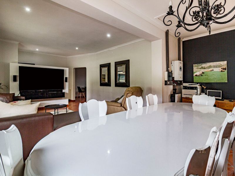 Exclusive Sole Mandate | Spacious Family Home with Solar, Pool & Entertainment Areas - Photo 8