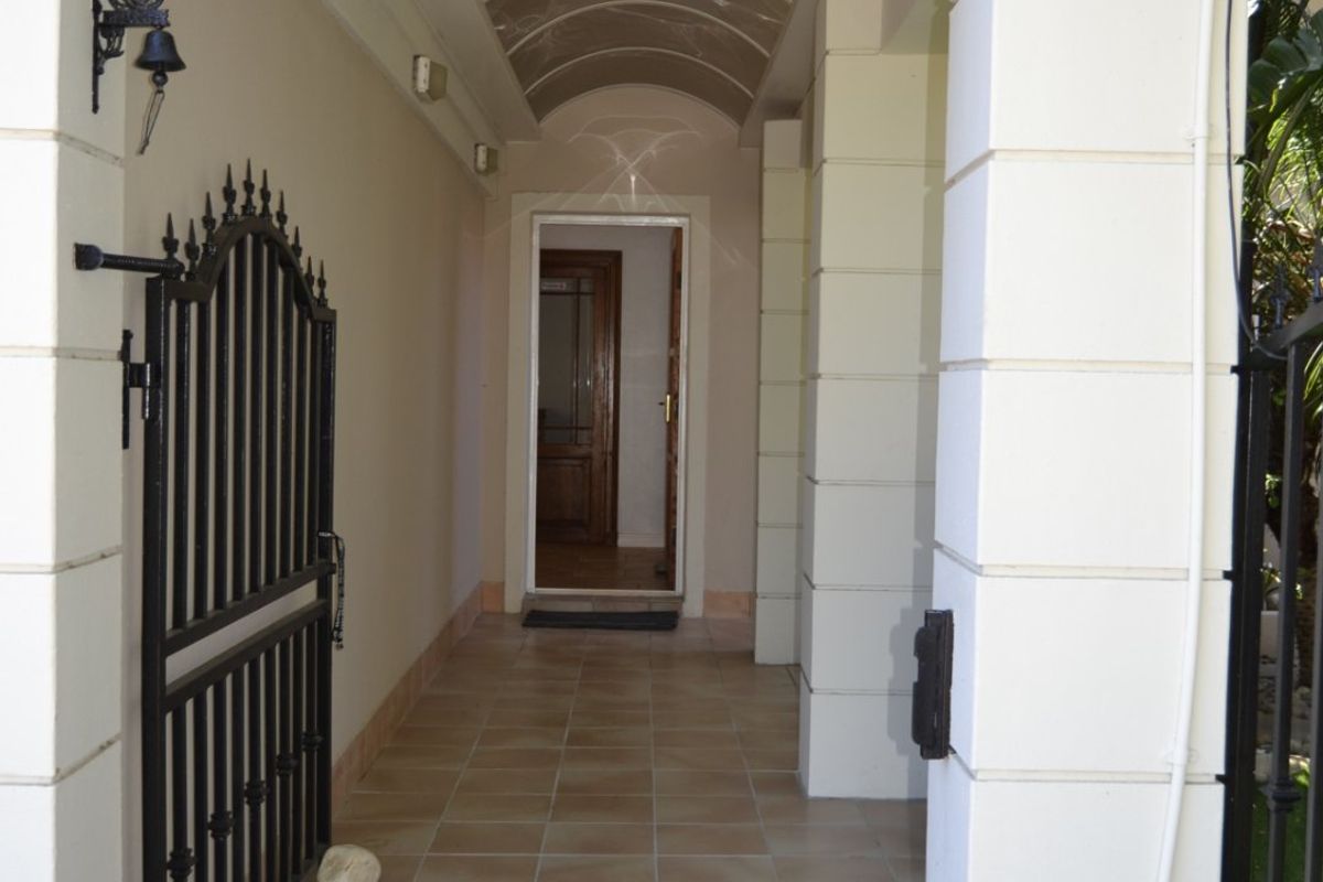 Spacious 5-Bedroom Family Rental with Pool, Flatlet & Entertainment Areas - Photo 2