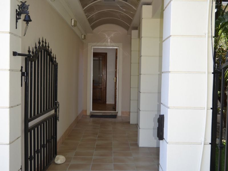Spacious 5-Bedroom Family Rental with Pool, Flatlet & Entertainment Areas - Photo 2