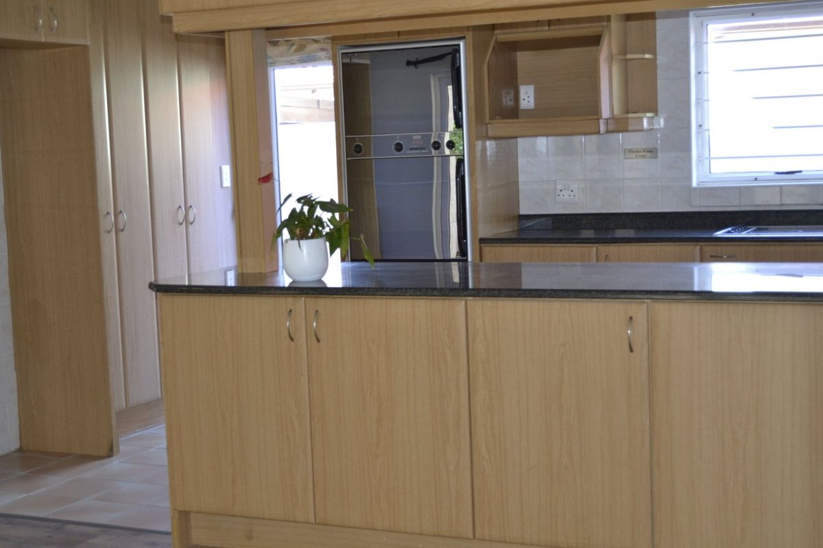 Spacious 5-Bedroom Family Rental with Pool, Flatlet & Entertainment Areas - Photo 5