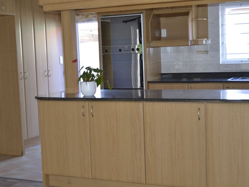 Spacious 5-Bedroom Family Rental with Pool, Flatlet & Entertainment Areas - Photo 5
