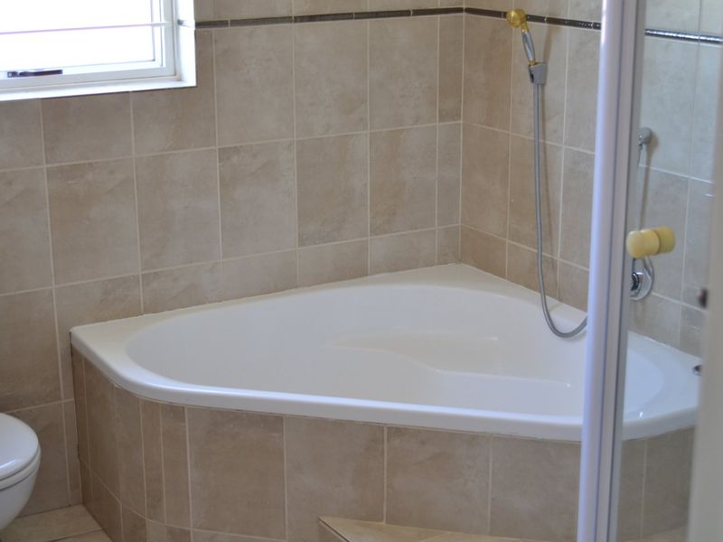 Spacious 5-Bedroom Family Rental with Pool, Flatlet & Entertainment Areas - Photo 9