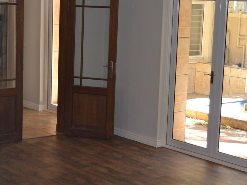 Spacious 5-Bedroom Family Rental with Pool, Flatlet & Entertainment Areas - Photo 8
