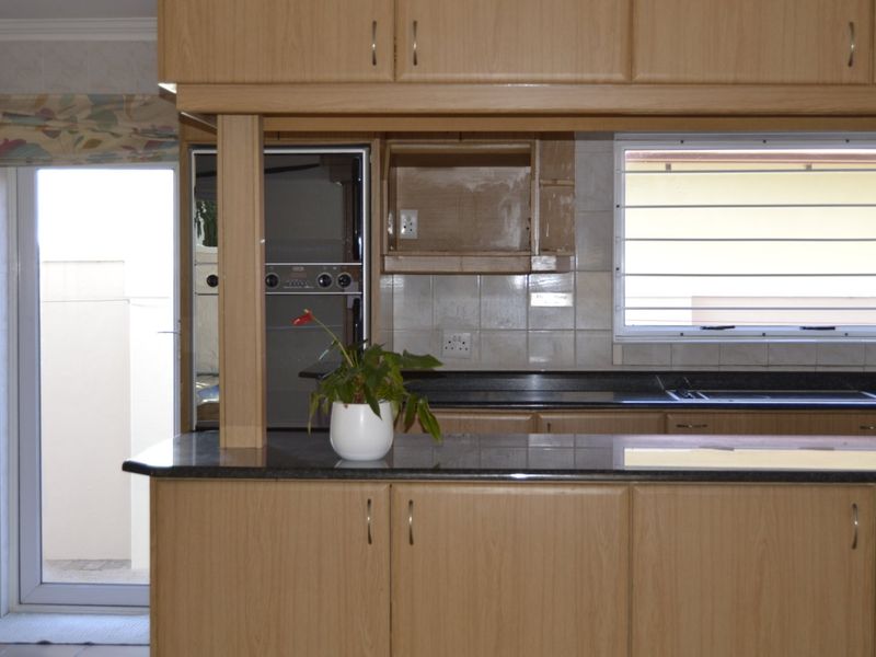 Spacious 5-Bedroom Family Rental with Pool, Flatlet & Entertainment Areas - Photo 7