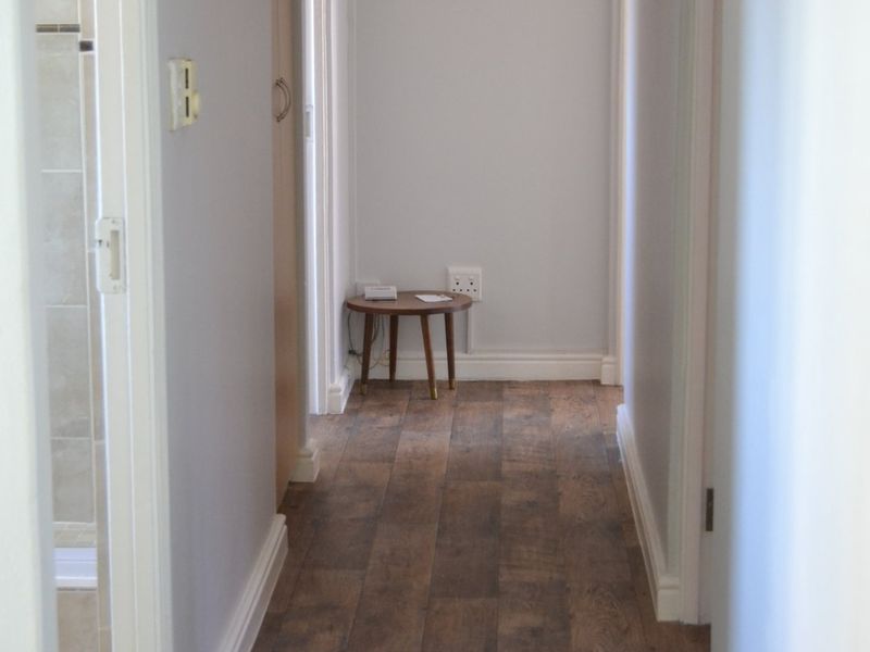 Spacious 5-Bedroom Family Rental with Pool, Flatlet & Entertainment Areas - Photo 10