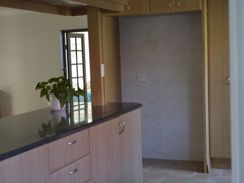 Spacious 5-Bedroom Family Rental with Pool, Flatlet & Entertainment Areas - Photo 6