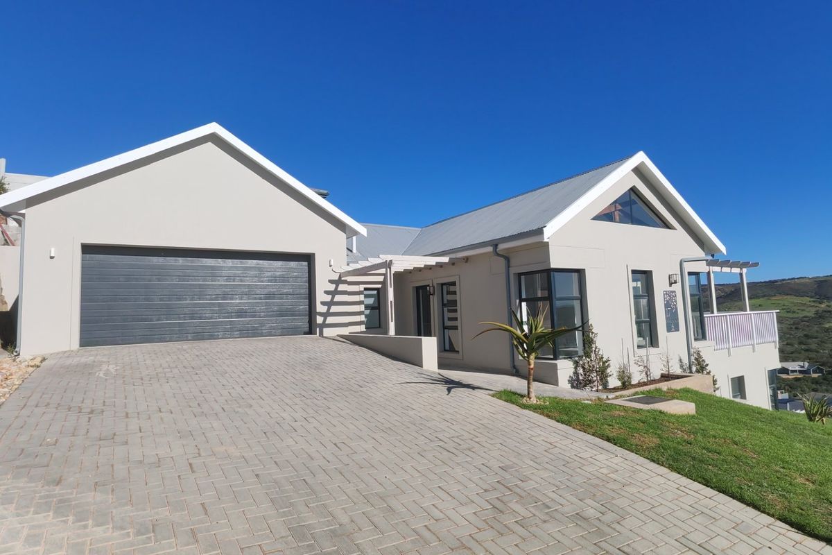 Stunning Family Home with Panoramic Views  - Photo 2
