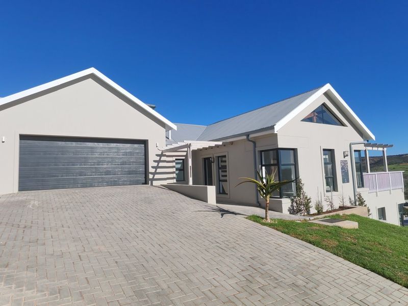 Stunning Family Home with Panoramic Views  - Photo 2