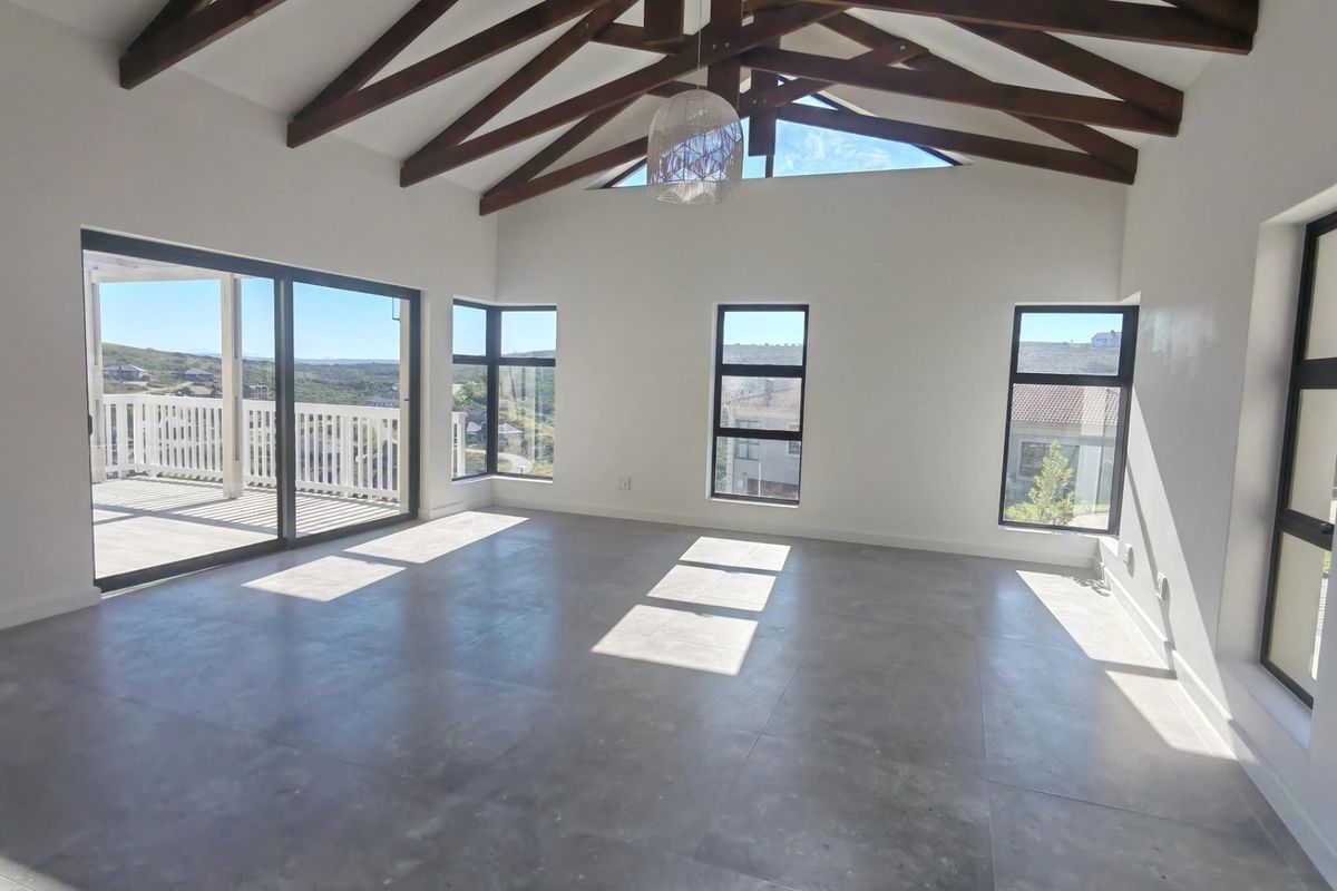 Stunning Family Home with Panoramic Views  - Photo 4