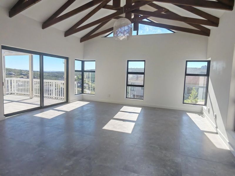 Stunning Family Home with Panoramic Views  - Photo 4