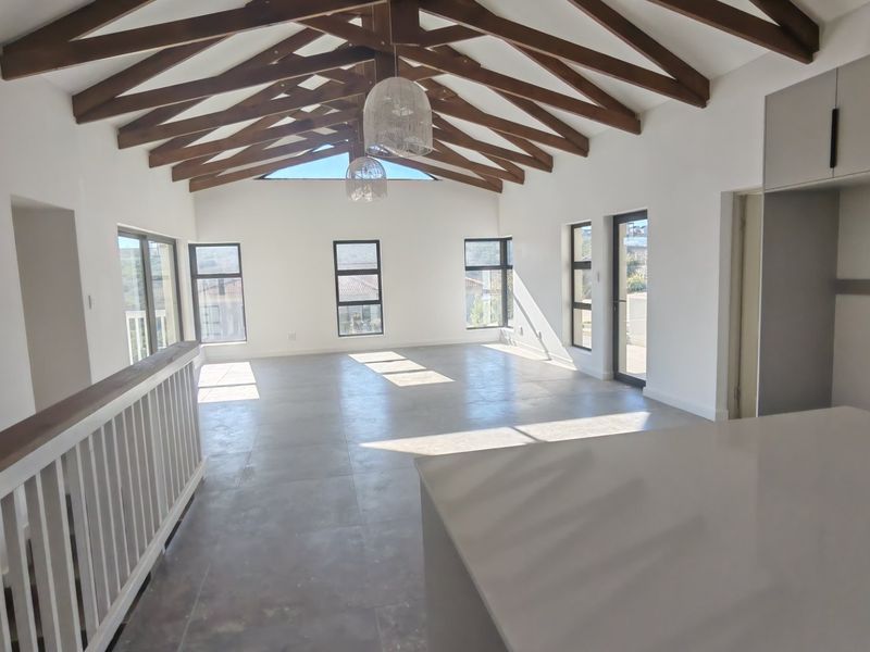 Stunning Family Home with Panoramic Views  - Photo 10