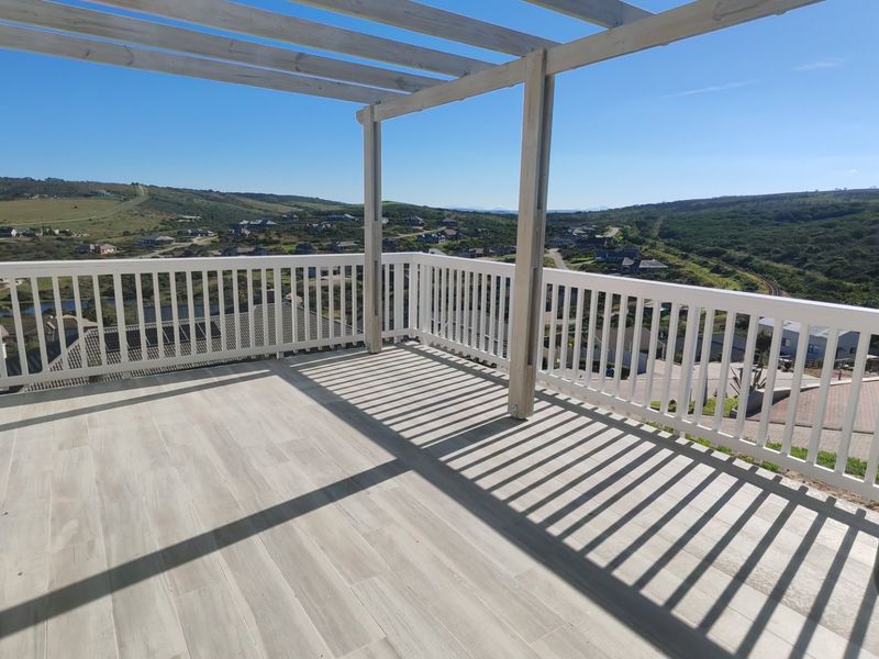 Stunning Family Home with Panoramic Views  - Photo 8