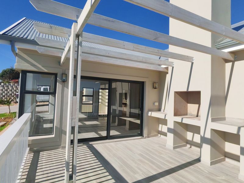 Stunning Family Home with Panoramic Views  - Photo 7