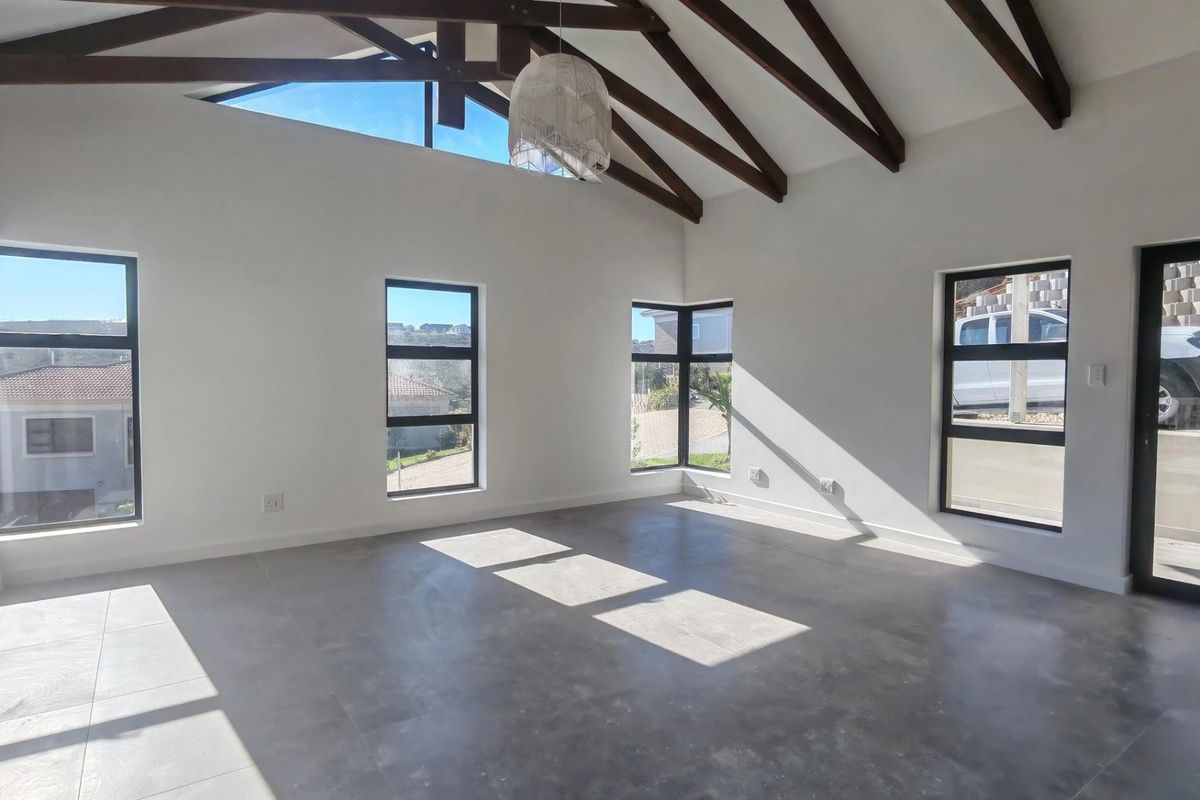 Stunning Family Home with Panoramic Views  - Photo 3