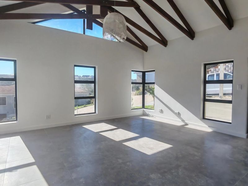 Stunning Family Home with Panoramic Views  - Photo 3