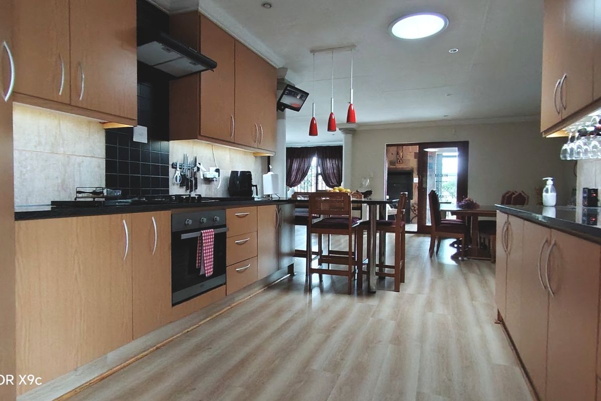 Spacious 3 Bedroom Townhouse with Exceptional Extras - Photo 3