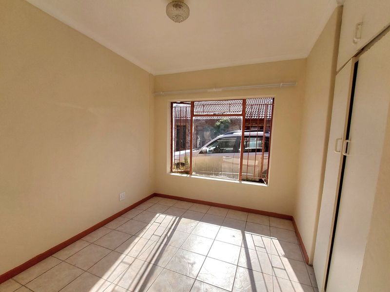 Excellent Investment Opportunity or Perfect Lock-Up-and-Go Townhouse in Brits - Photo 10