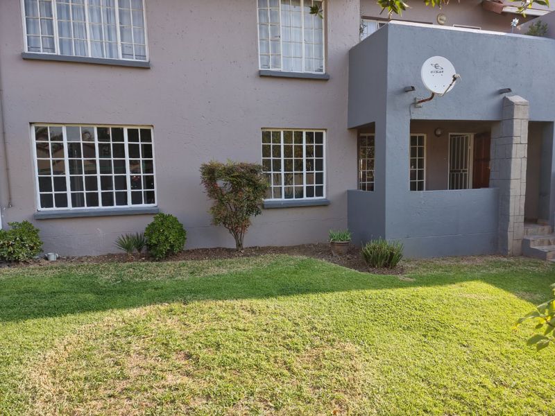 Lovely 3 Bedroom Garden Unit - Photo 2