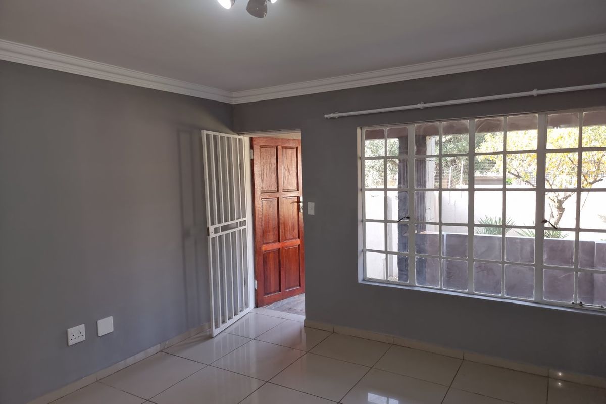 Lovely 3 Bedroom Garden Unit - Photo 3