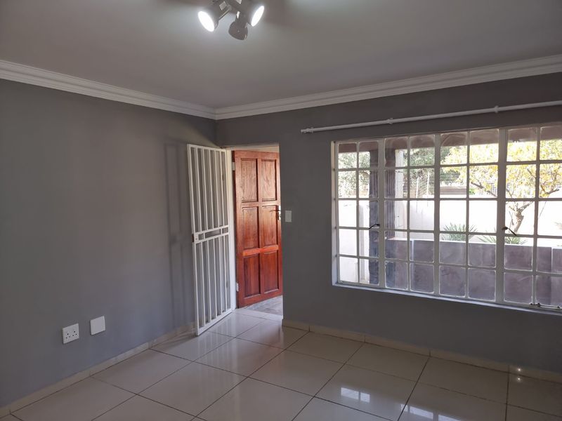 Lovely 3 Bedroom Garden Unit - Photo 3